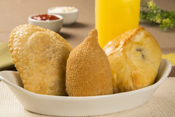 Misto brasileiro frango frito lanche, esfihas e pastelaria . — Fotografia de Stock