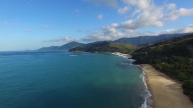 Havadan görünümü Beach Brezilya sahil şeridi bir yaz gününde. Maresias beach.