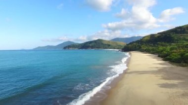 Havadan görünümü Beach Brezilya sahil şeridi bir yaz gününde. Maresias beach.