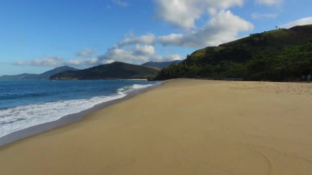 Havadan görünümü Beach Brezilya sahil şeridi bir yaz gününde. Maresias beach. — Stok video