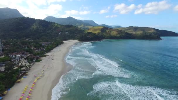 Widok z lotu ptaka plaży w mieście Maresias w Sao Paulo, Brazylia — Wideo stockowe