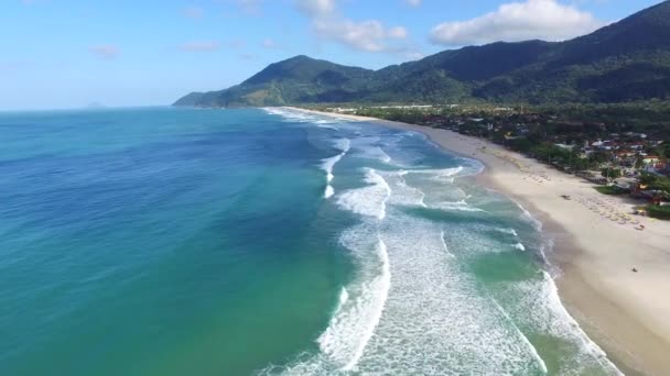 Вид с воздуха на пляжи северного побережья в штате Сан-Паулу в Бразилии . — стоковое видео