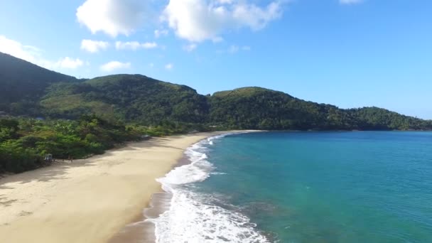 Flygfoto Beach på en sommardag i brasilianska kusten. Maresias beach. — Stockvideo