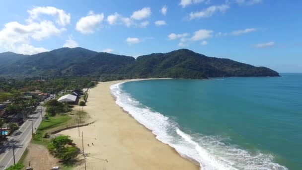 Luchtfoto van de Noord kust stranden in de Braziliaanse deelstaat São Paulo in Brazilië. — Stockvideo