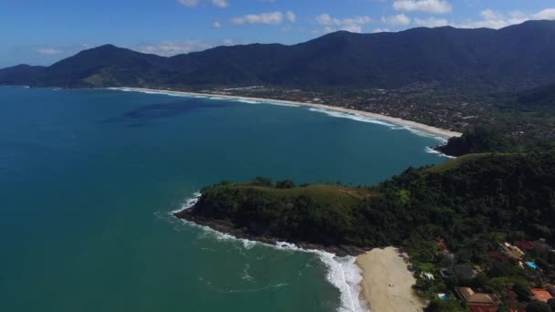 Letecký pohled na pláž ve městě Maresias v Sao Paulo, Brazílie — Stock video