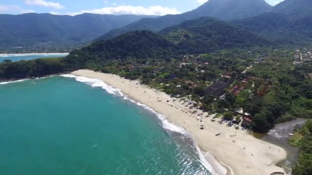 Flygfoto över norra kusten stränderna i delstaten Sao Paulo i Brasilien. — Stockvideo