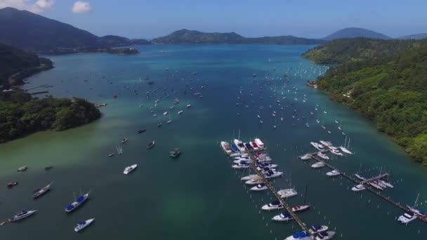 Flygfoto Saco da Ribeira i Ubatuba beach - norra kust i delstaten Sao Paulo - Brasilien — Stockvideo