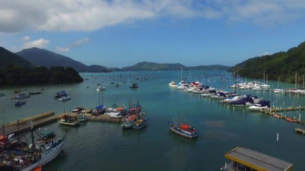 Widok z lotu ptaka Saco da Ribeira w Ubatuba beach - wybrzeże północne w stanie Sao Paulo - Brazylia — Wideo stockowe