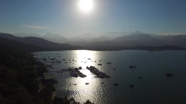 Όμορφη εναέρια θέα στο ηλιοβασίλεμα με βάρκες σε Paraty, Ρίο κάνει Τζανέιρο, Βραζιλία. — Αρχείο Βίντεο