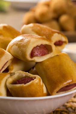 Aperatifler pişmiş sosis. Brezilyalı aperatifler.