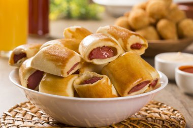 Aperatifler pişmiş sosis. Brezilyalı aperatifler.