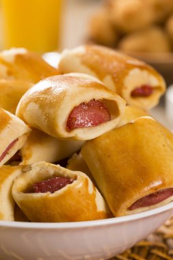 Aperatifler pişmiş sosis. Brezilyalı aperatifler.