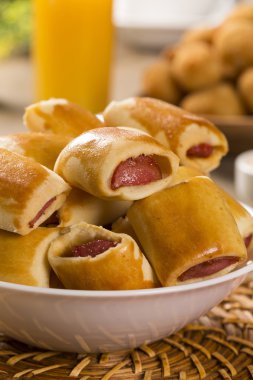 Aperatifler pişmiş sosis. Brezilyalı aperatifler.