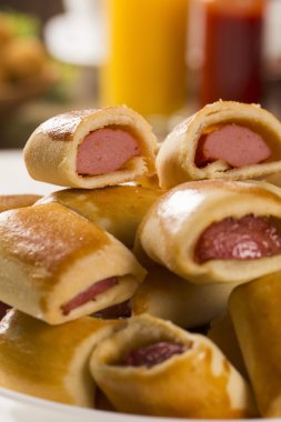 Aperatifler pişmiş sosis. Brezilyalı aperatifler.