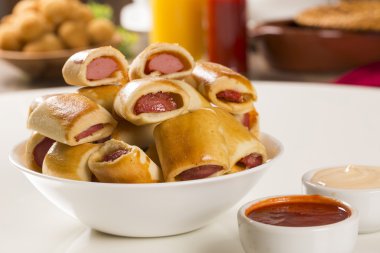 Aperatifler pişmiş sosis. Brezilyalı aperatifler.