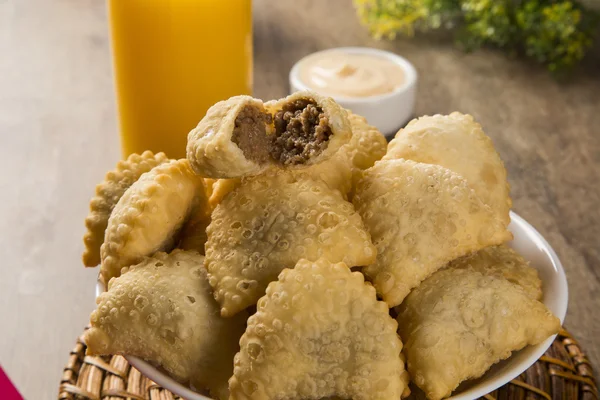 Um lanche brasileiro. Pastelaria . — Fotografia de Stock