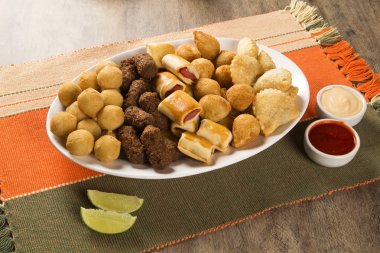 Karışık Brezilyalı snack. 