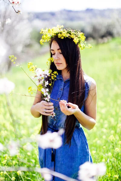 Κορίτσι με τα λουλούδια στα άνοιξη blossom σοκάκι — Φωτογραφία Αρχείου