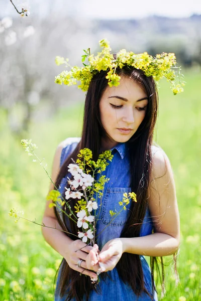 Κορίτσι με τα λουλούδια στα άνοιξη blossom σοκάκι — Φωτογραφία Αρχείου