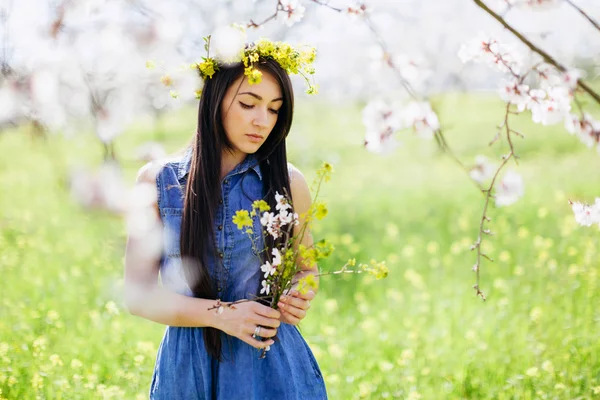 Fille avec des fleurs au printemps ruelle de fleurs — Photo