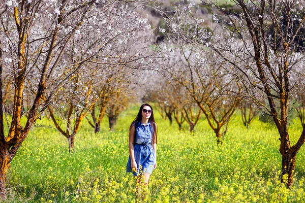 Fille en fleurs arbre vallée et prairie de fleurs — Photo