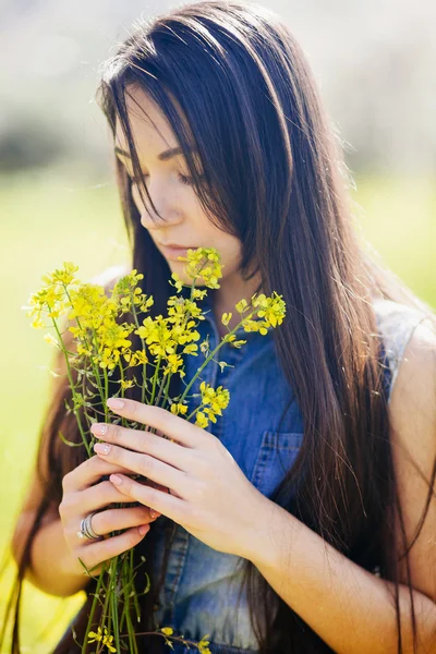 Porträt eines Mädchens mit Wildblumen — Stockfoto