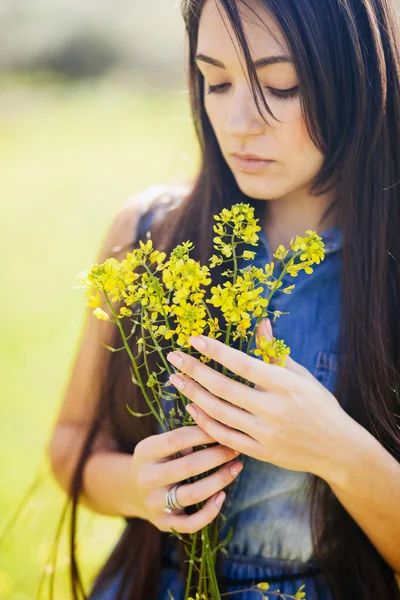 Portrait de fille avec des fleurs sauvages — Photo