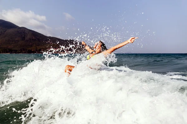 Sexy bikini girl happy jump sea waves splash — Stock Photo, Image