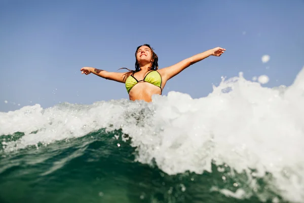 Сексуальна дівчина бікіні плаває морськими хвилями сплеск — стокове фото