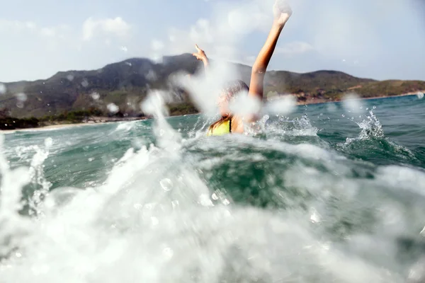 Сексуальна дівчина бікіні плаває морськими хвилями сплеск — стокове фото