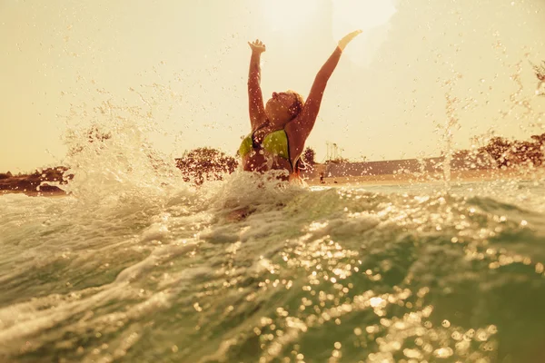 Sexy biquíni menina nadar mar ondas splash vintage tom — Fotografia de Stock