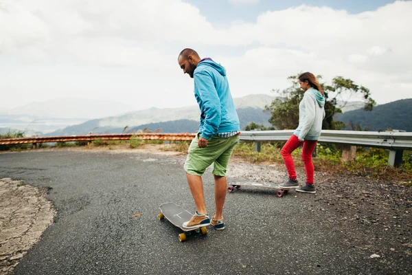 Longboarding paar in de tropen — Stockfoto