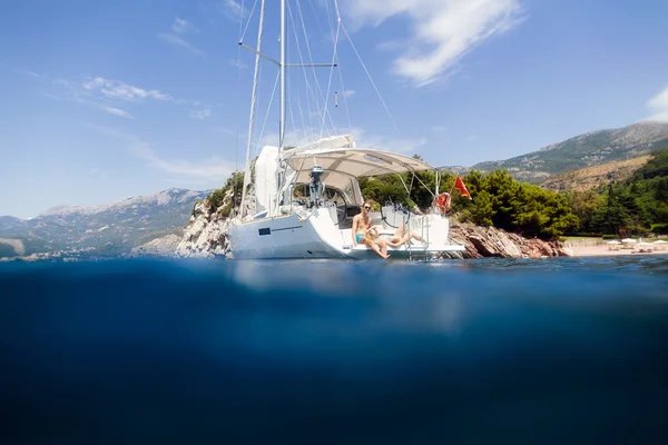 Pár yacht nászút cruise luxus vitorlás — Stock Fotó