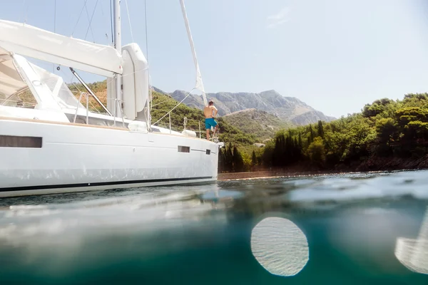 Człowiek yachting blue lagoon — Zdjęcie stockowe