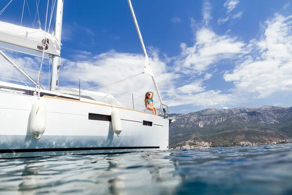 Sexig tjej i badkläder yachting havet kryssning semester — Stockfoto