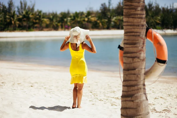 Женщина путешествует пляж курорта с пальмами — стоковое фото