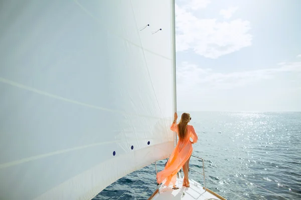 Mujer en sarong yachting velas blancas viajes de lujo —  Fotos de Stock