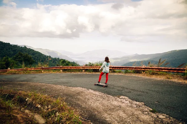 Menina skate em montanhas tropicais da selva viajando Ásia — Fotografia de Stock