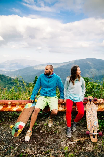 Casal com longboard e skate viajar em tropcis da Ásia — Fotografia de Stock