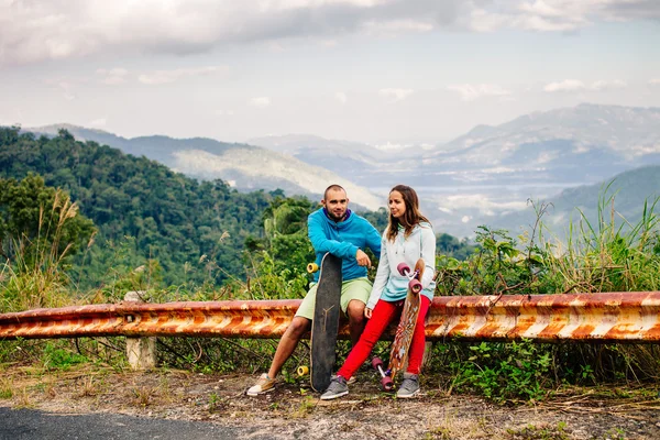 Couple avec longboard et skateboard Voyage dans tropcis de l'Asie — Photo
