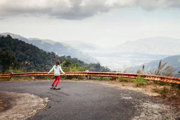 Meisje skateboarden in tropische jungle bergen Azië reizen — Stockfoto