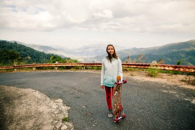 longboard Dağları'nda otoyol yolda kızla