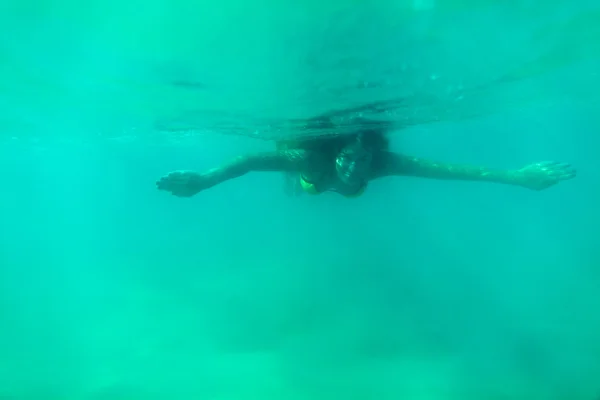 Mujer nadar bajo el agua laguna azul turquesa —  Fotos de Stock