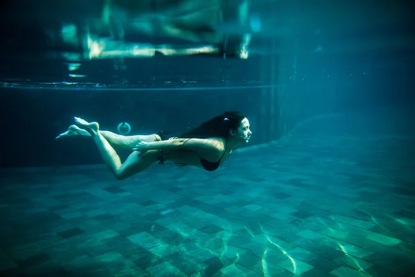 Fille nager piscine sous-marine — Photo