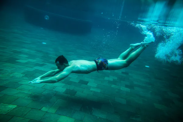 Homme nager piscine sous-marine — Photo