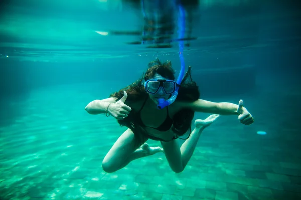 Woman swim underwater pool with snorkel — Stock Photo, Image