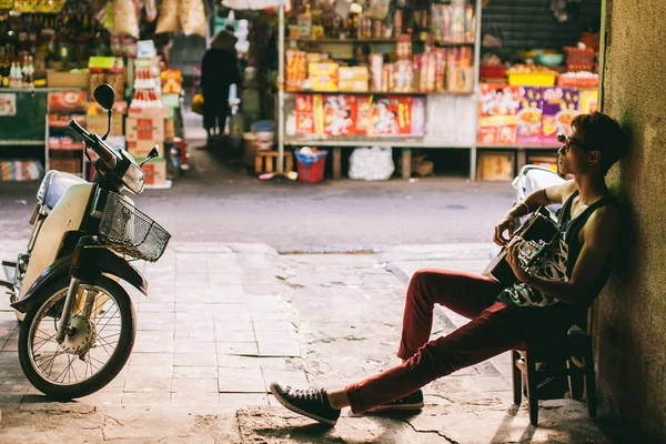 Asiático artista homem toca guitarra — Fotografia de Stock