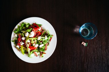 yeşil salata ile hapları