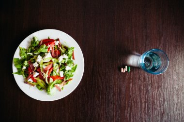 yeşil salata ile hapları