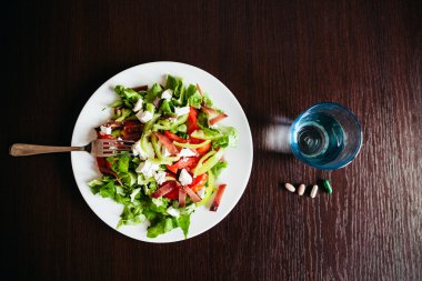 yeşil salata ile hapları